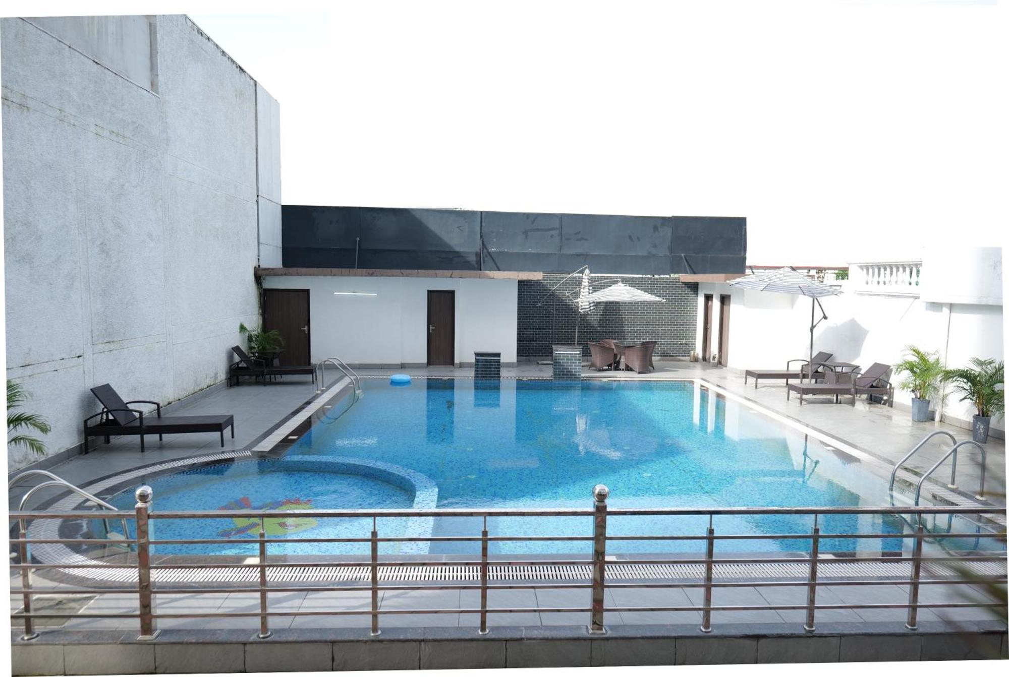 The Emerald Grand Dehradun Esterno foto