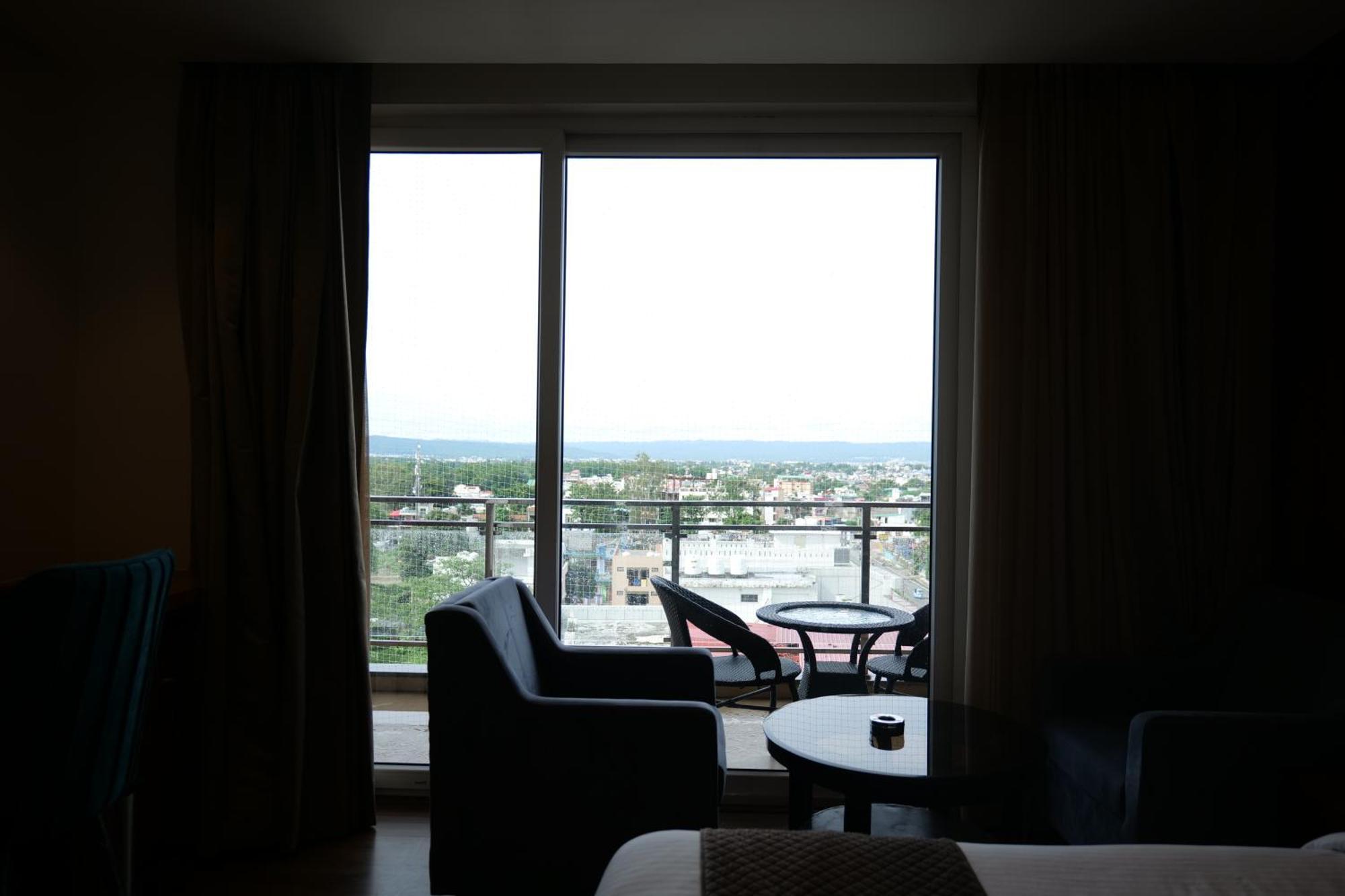 The Emerald Grand Dehradun Esterno foto