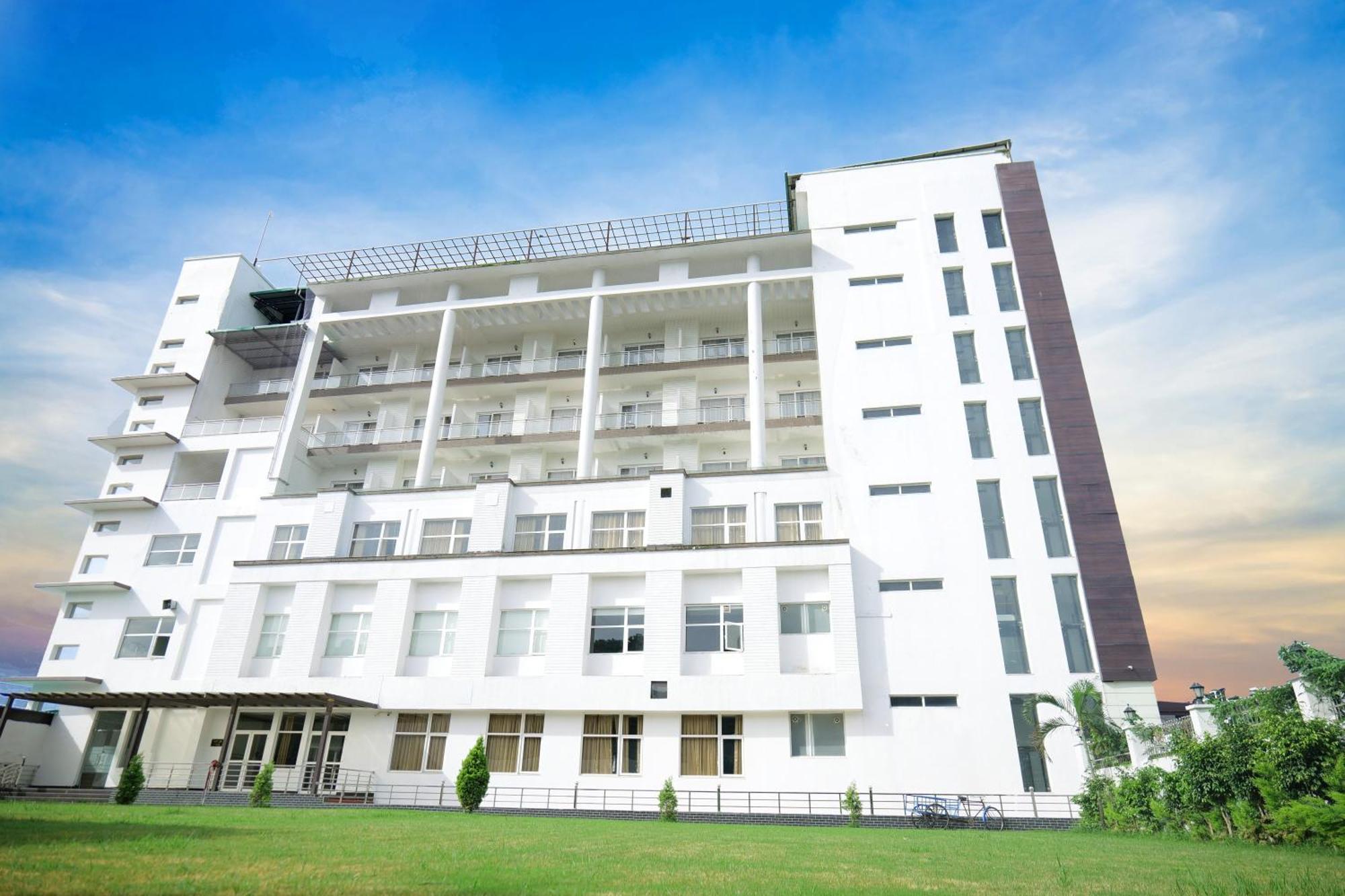The Emerald Grand Dehradun Esterno foto
