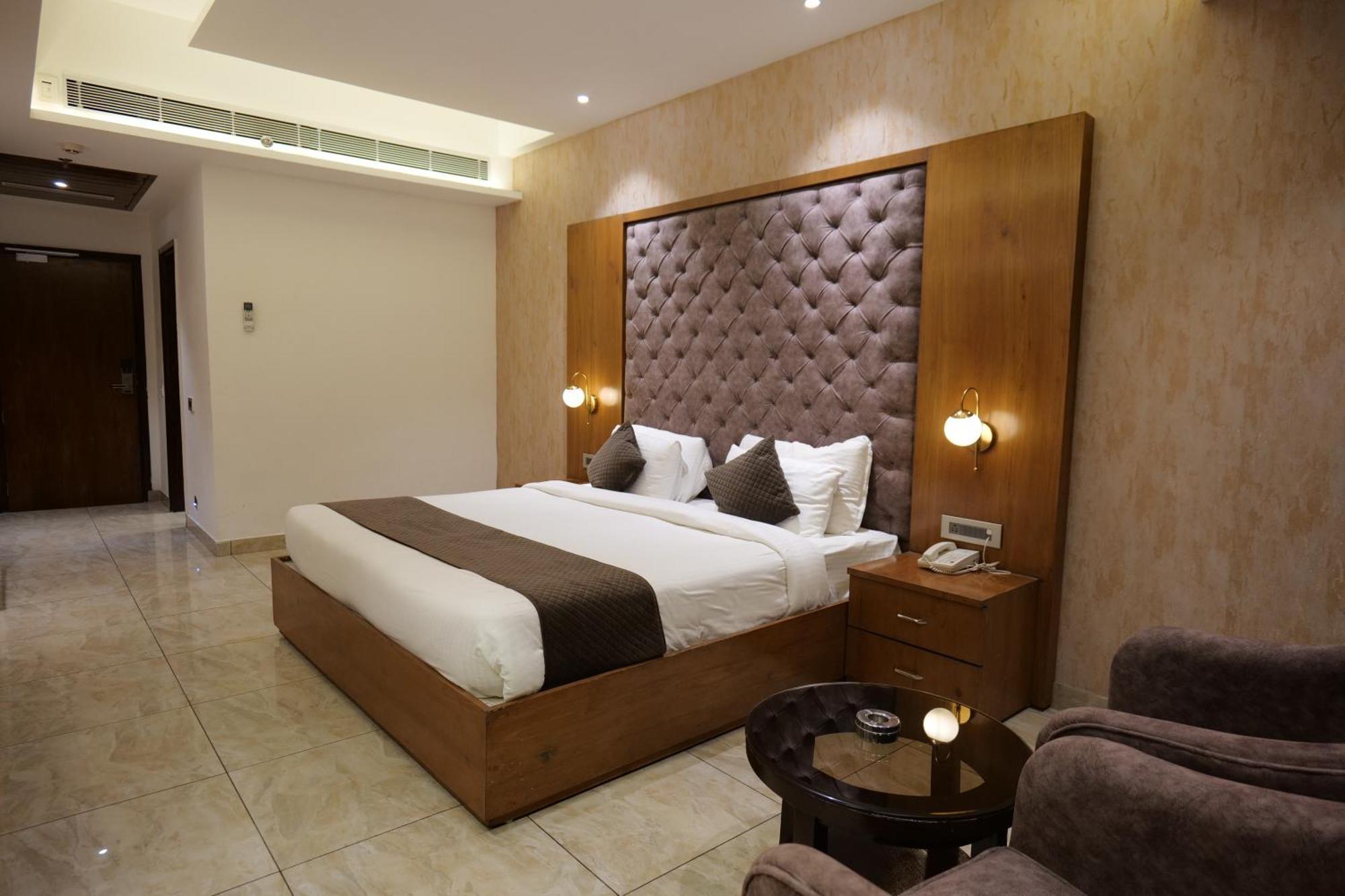 The Emerald Grand Dehradun Esterno foto