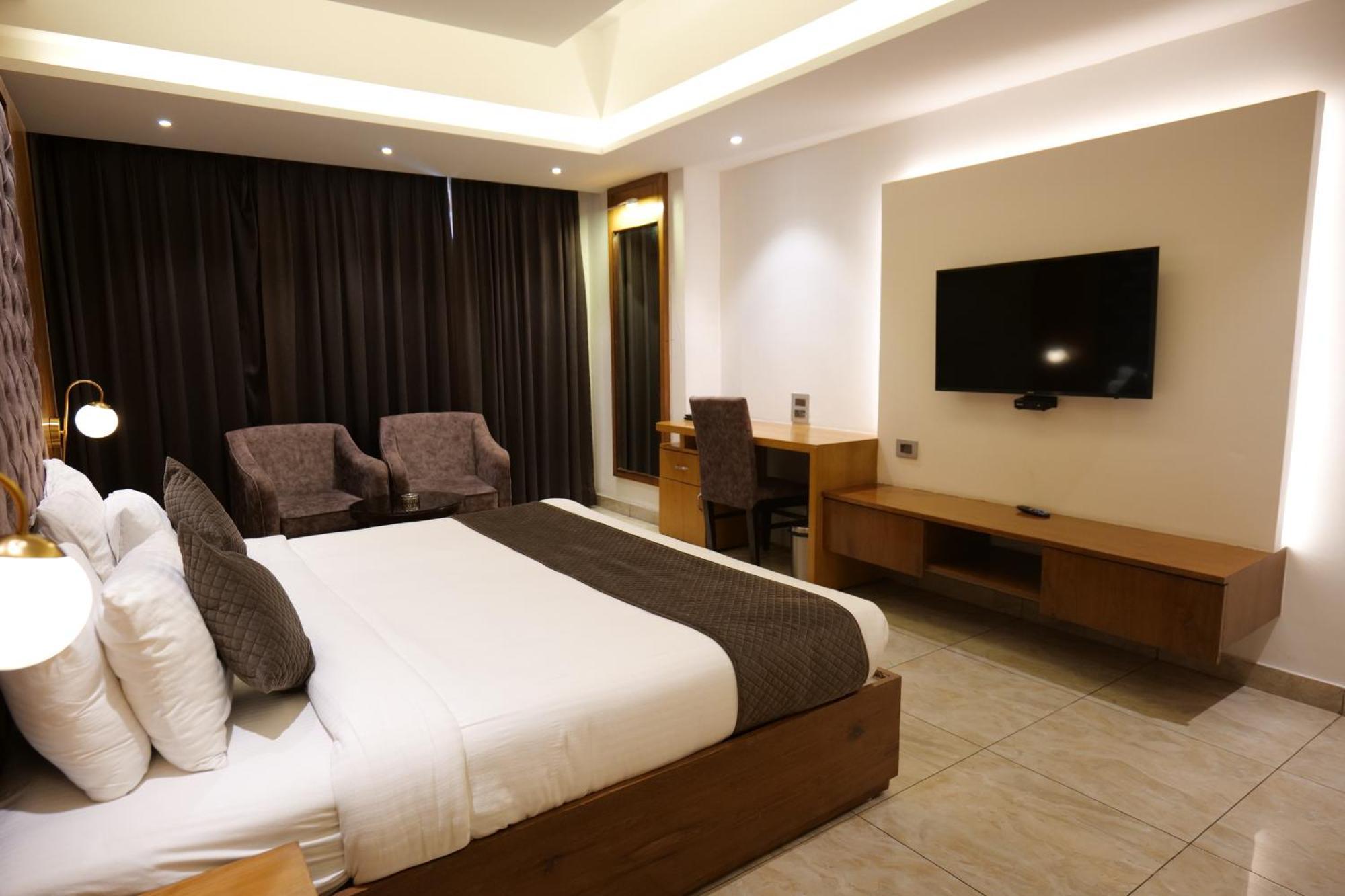 The Emerald Grand Dehradun Esterno foto